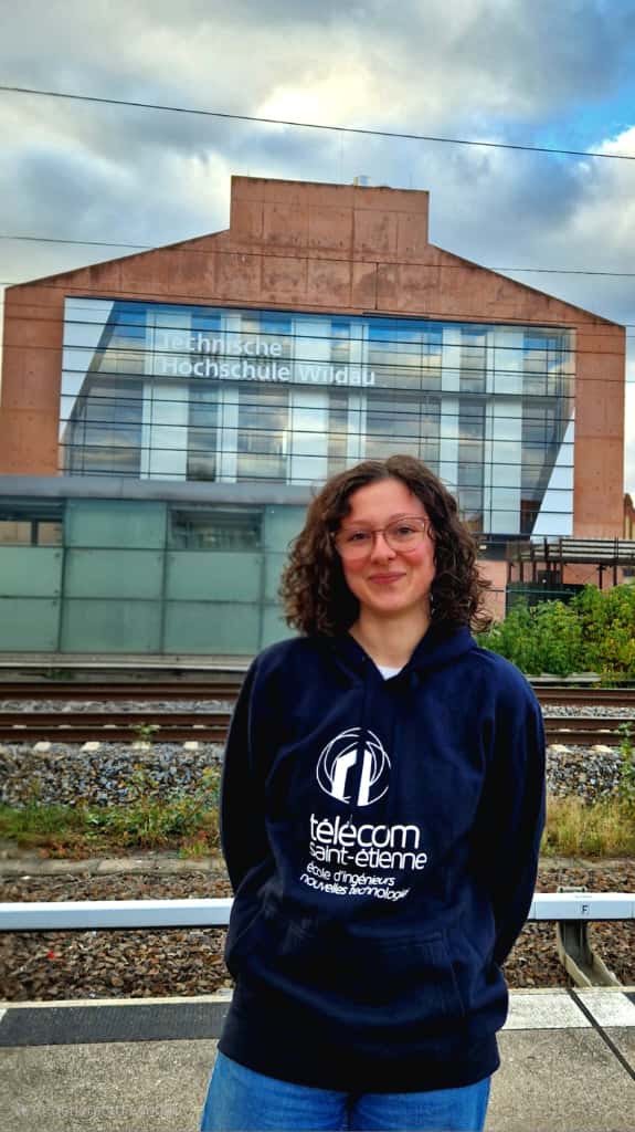 Etudiante Jeanne devant son école en Allemagne